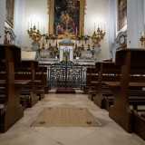 L�ipotesi � confermata dal sacerdote don Nicola Bux, che ci conduce nuovamente nella navata centrale per mostrarci una botola posta sul pavimento